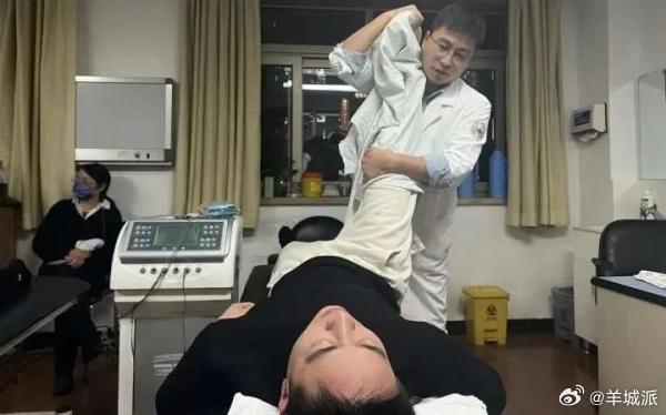 【“脆皮年轻人”挤满推拿门诊？医生：不建议没问题就推拿｜第2眼】前段时间，“脆皮