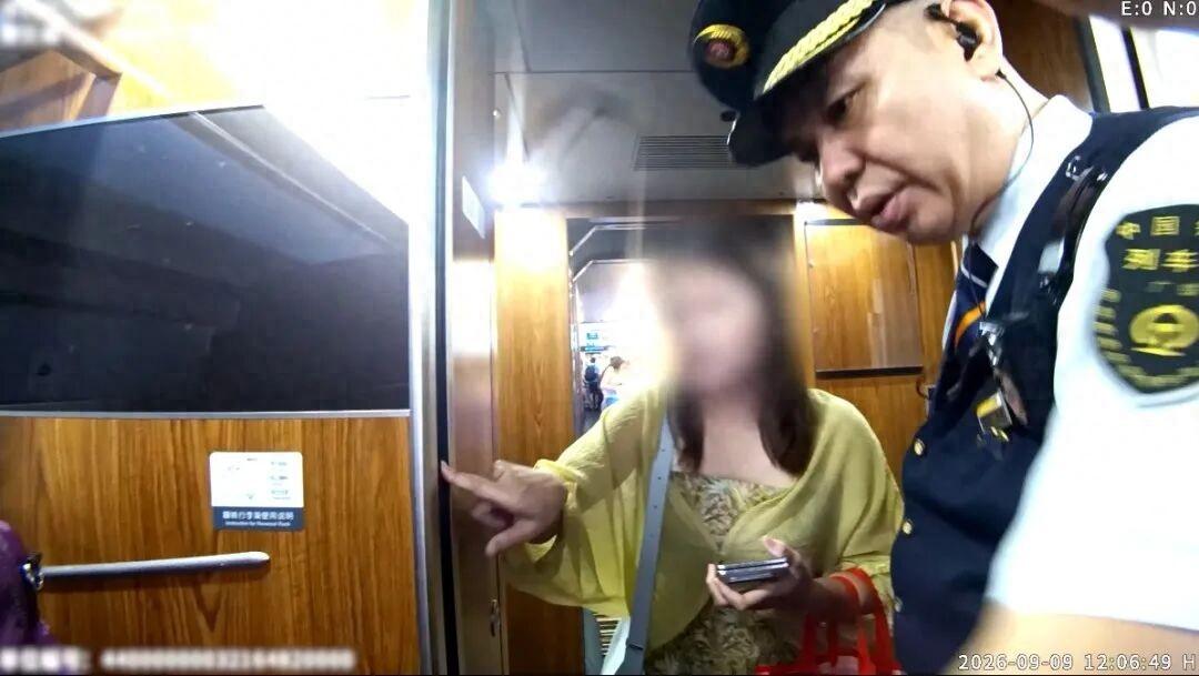 广州，高铁上，女子随手拎起一个灰色行李箱在深圳北站下车转乘，一路顺利抵达西九龙口