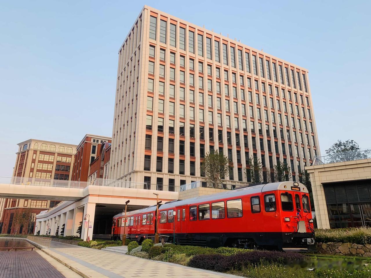 大上海最近都还在过夏天，白天汗流浃背，只敢在早晚出来溜溜……[尬笑]
上海天气 