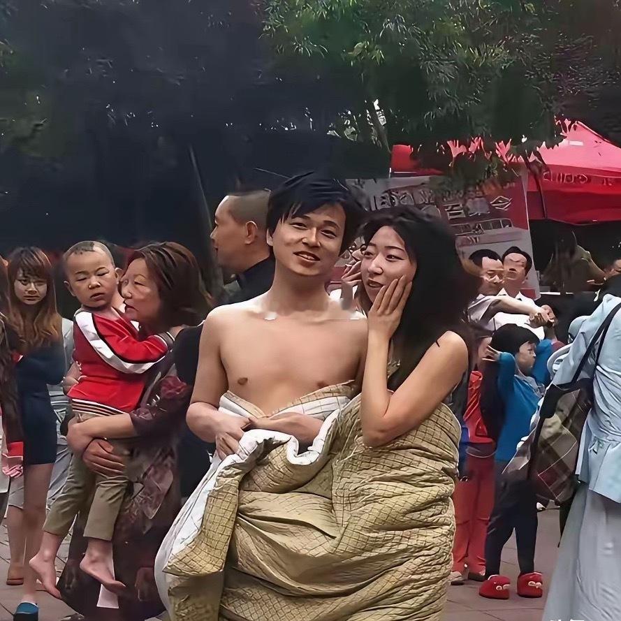 地震来了，好歹穿着衣裤，万一遭遇不测，也体面一些