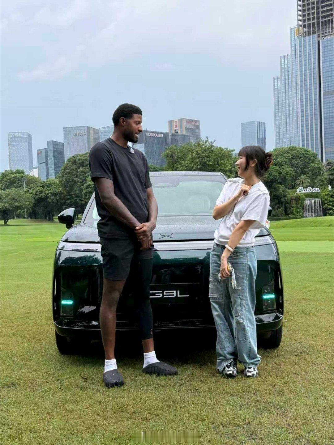 保罗乔治中国行路透，搭乘小鹏G9L现身高尔夫球场，绿色车身超上镜，大SUV搭配两