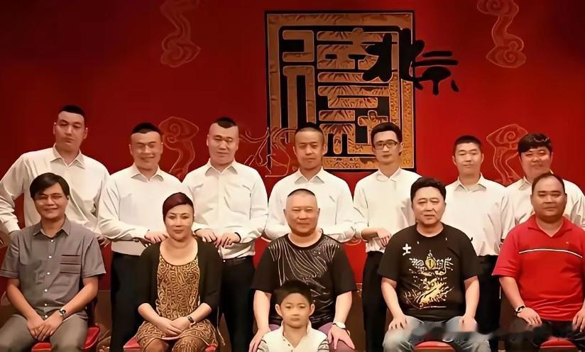 当年在德云社，据说因“大舌头”被高峰劝退，换旁人可能早消沉了，他偏不。没等德云社