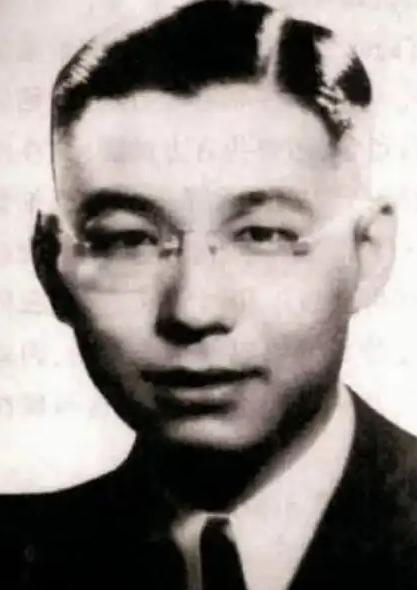 1941年，军统局经济科，一个戴眼镜的文质男人盯着一条普通得不能再普通的新闻，越