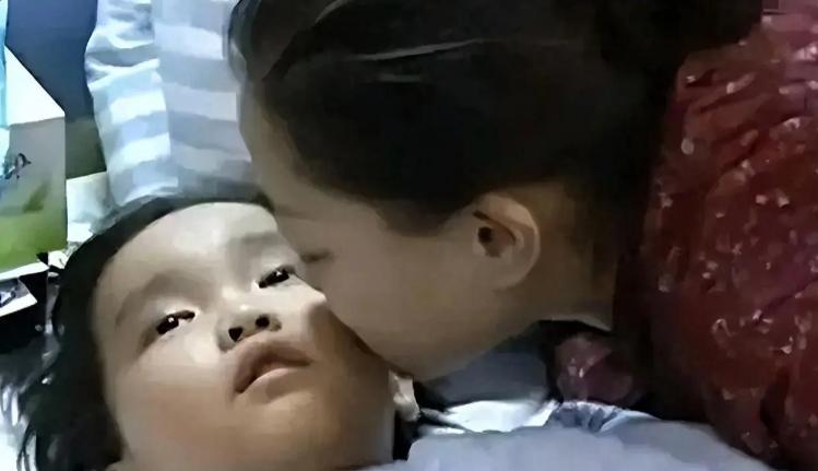 2014年，湖北一母亲因肾衰竭，移植了7岁儿子的肾，最终母亲活下来了儿子离世了。