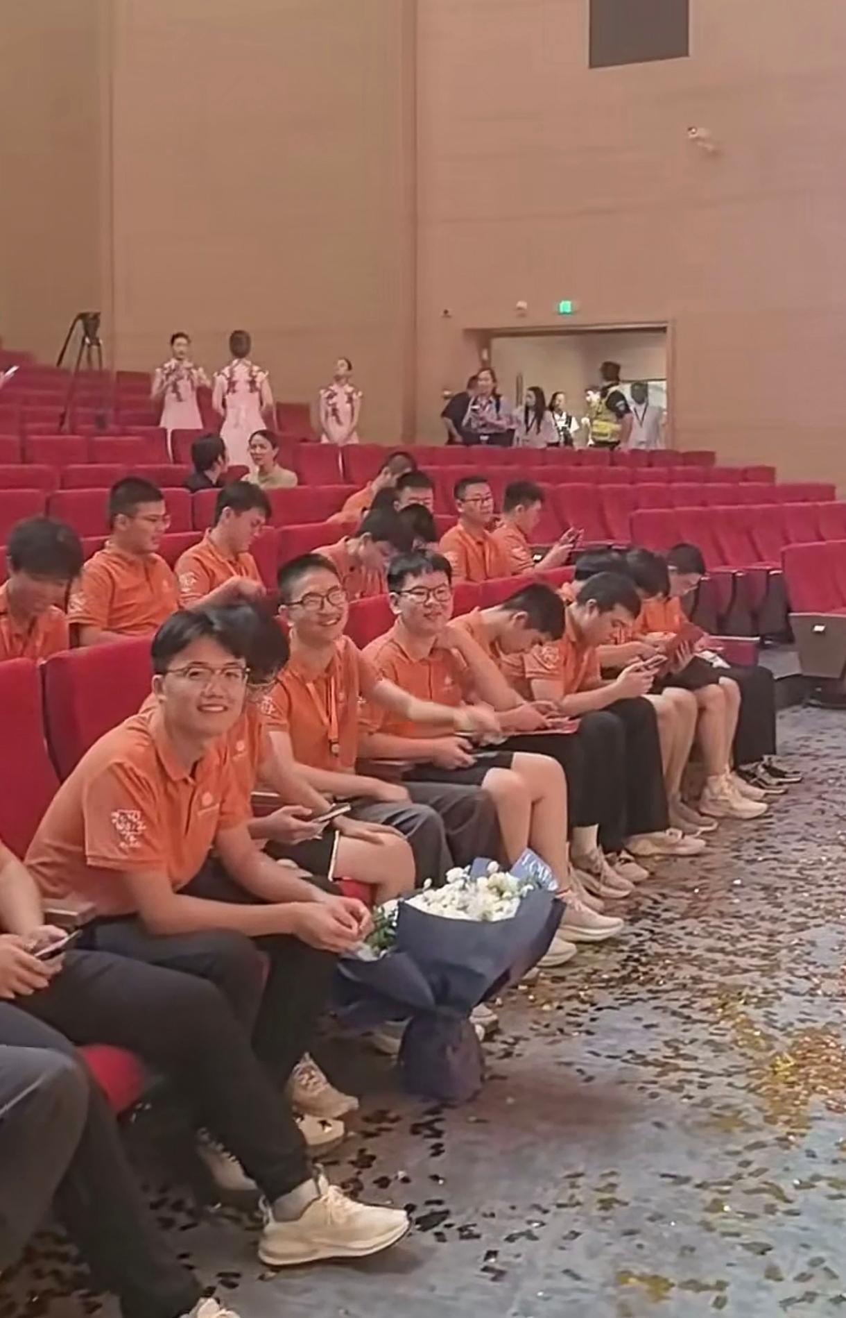 在中国大学历史上，刚刚开学的福耀科技大学要开创一个先例了，那就是2025届所有的