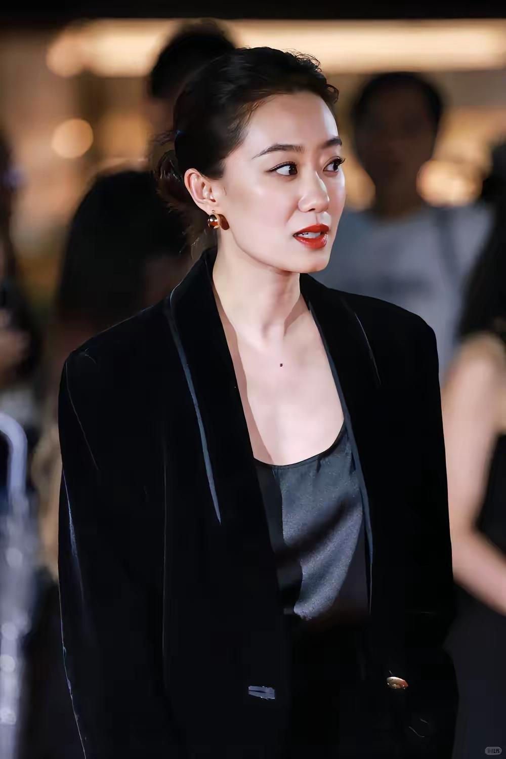 张小斐
39岁了，没有结婚，没有生孩子，妈妈也没当，对象也没有一个
 
一群人比