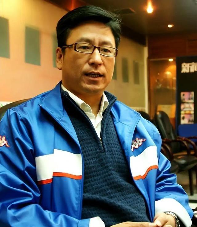 专家表示月收入3000元就属于中等收入，白岩松疑问，如果月收入3000元算中等收