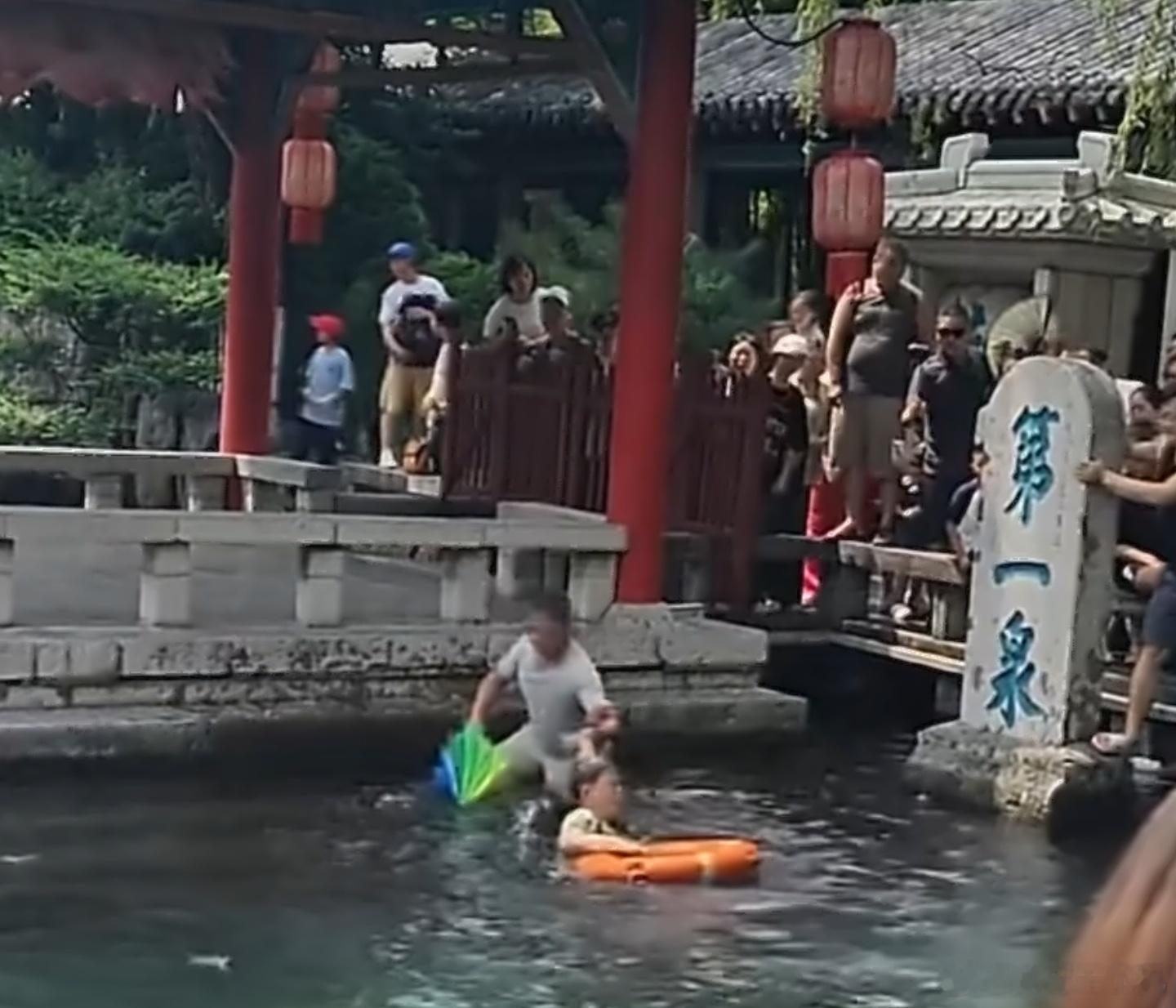 游客掉入趵突泉这人久坐起身犯晕才掉下去，不知道是不是低血糖的原因，不管水深浅，遇