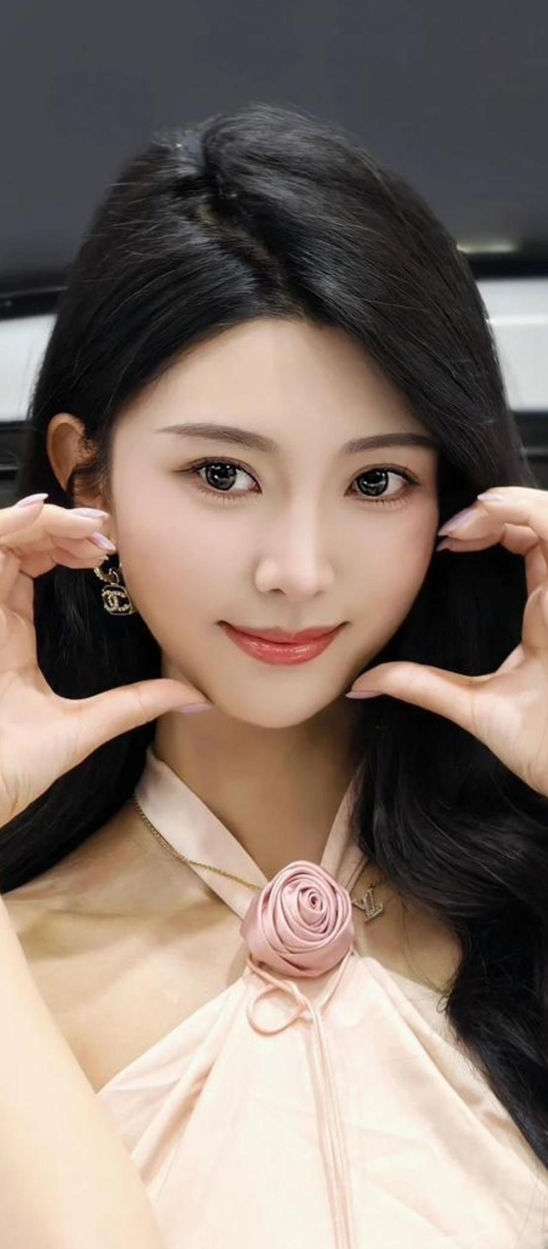 粉面含春意，丹唇逐笑开。