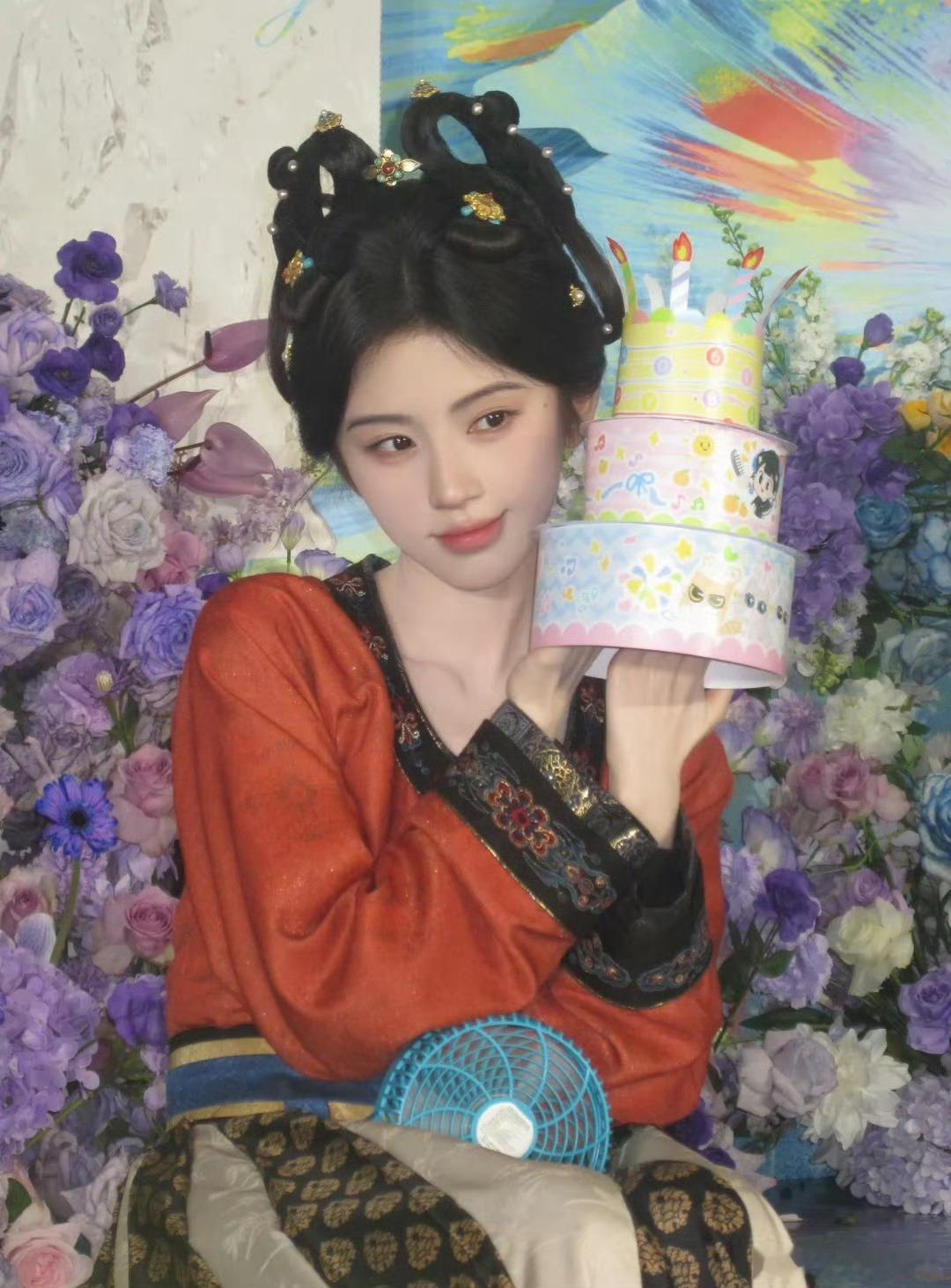 鞠婧祎剧组生日照鞠婧祎今天在剧组过生日 是在剧组过生日的超多剧组生日美照释出！愿