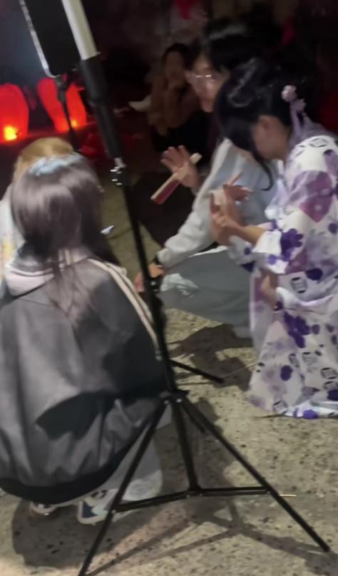 
两个显眼包，在中国75周年国庆的当天，她们竟然穿着和服在大庭广众之下拍照。
