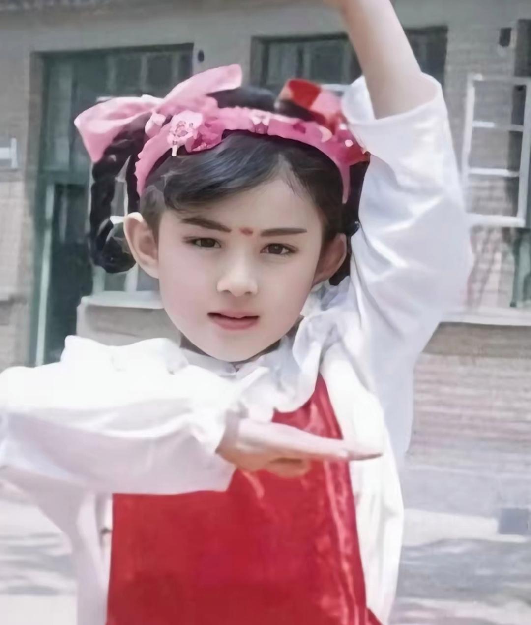 原来赵丽颖是从小美到大，小时候的眉眼五官和现在一模一样，皮肤白皙，气质很好，怪不