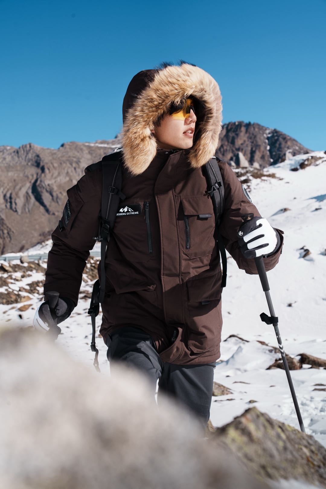 谁能想到！这个冬天在雪地撒欢儿居然一点不冷！上身波司登极地新品，一抹极地色直接点