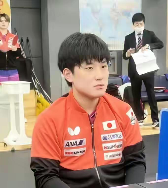 【张本智和主动提出把一单让给松岛辉空】这一操作绝非简单的“谦让”，而是日本男乒为