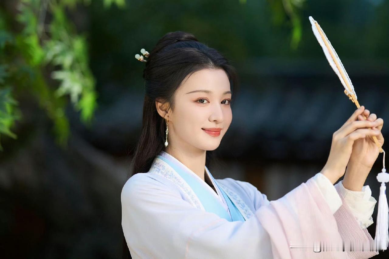 女人味的魅力可太让人着迷了，就像王楚然古风素衣亮相，绿影轻摇执扇而立，轻颦浅笑如