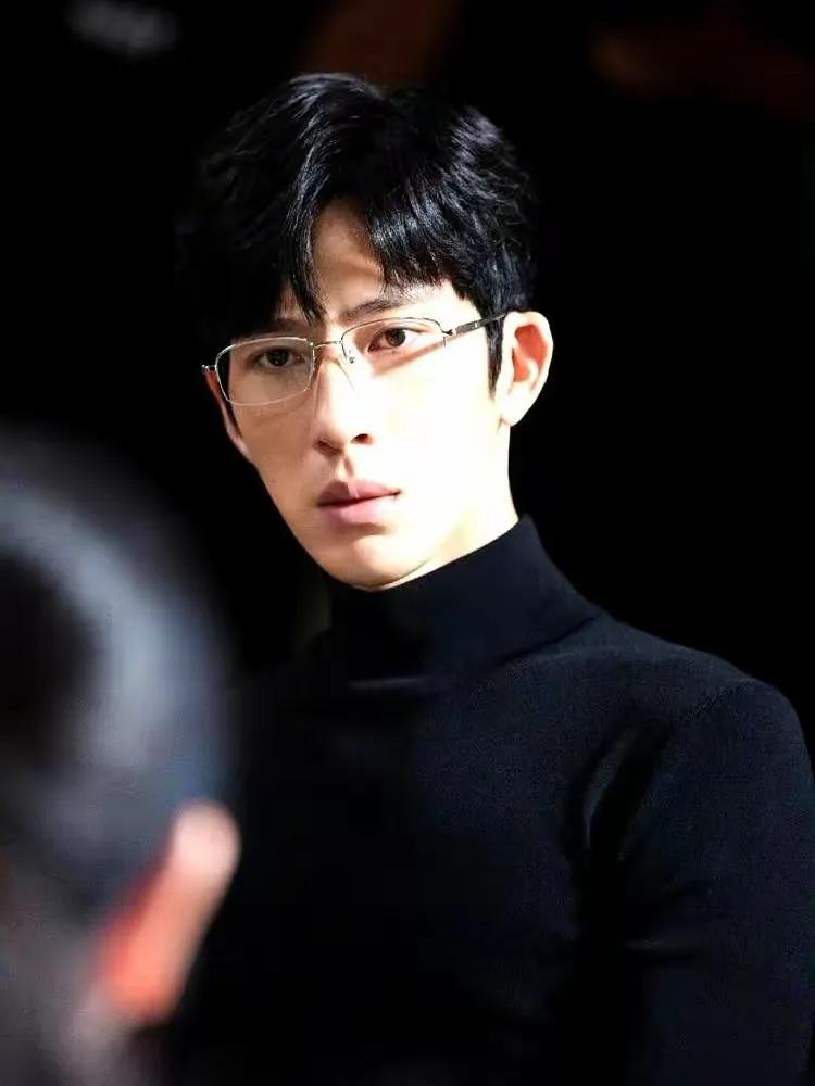 没有看过《钢铁森林》的原著，但男女主这样暧昧的劲，书中的描写肯定很露骨，很好看。