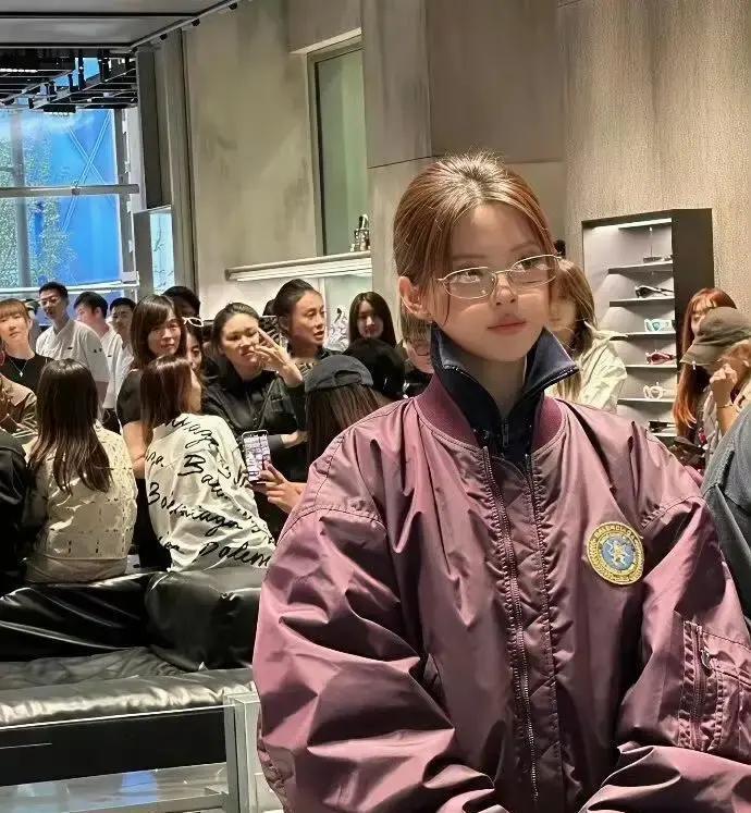 别P图了。
 
杨超越在节目里展示下颌线的镜头，第二天让脱毛仪搜索量涨了290%