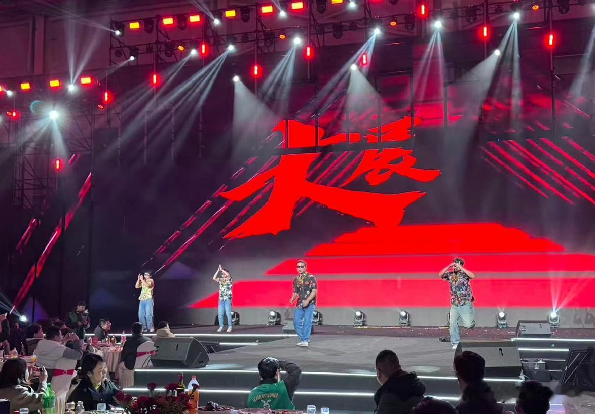 零跑汽车年会的事情，我看到了。
觉得过于离谱，所以去进一步了解了一下。
看完之后