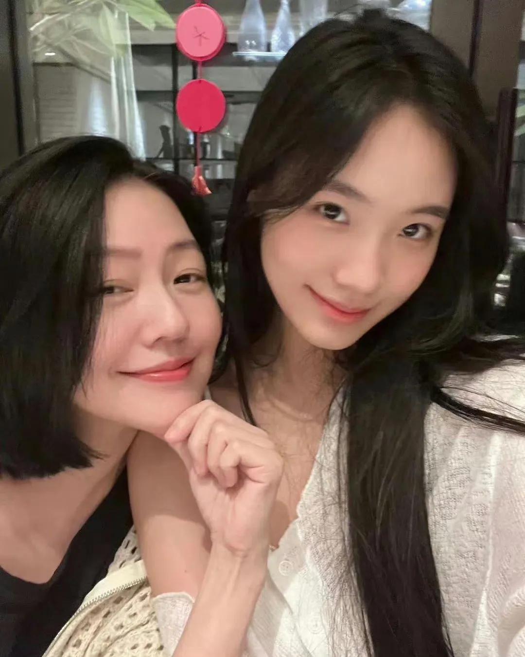 小S晒出和二女儿合影，在合影中，小S一脸满足感，而且双眸放闪微微带有些醉态，二女