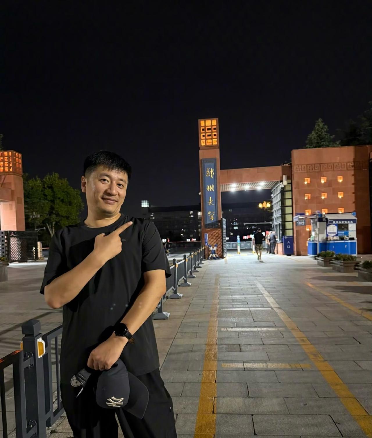 唉，张雪峰的二婚老婆可怎么办啊😭😭😭
真的没想到，他正值壮年，就这么撒手人