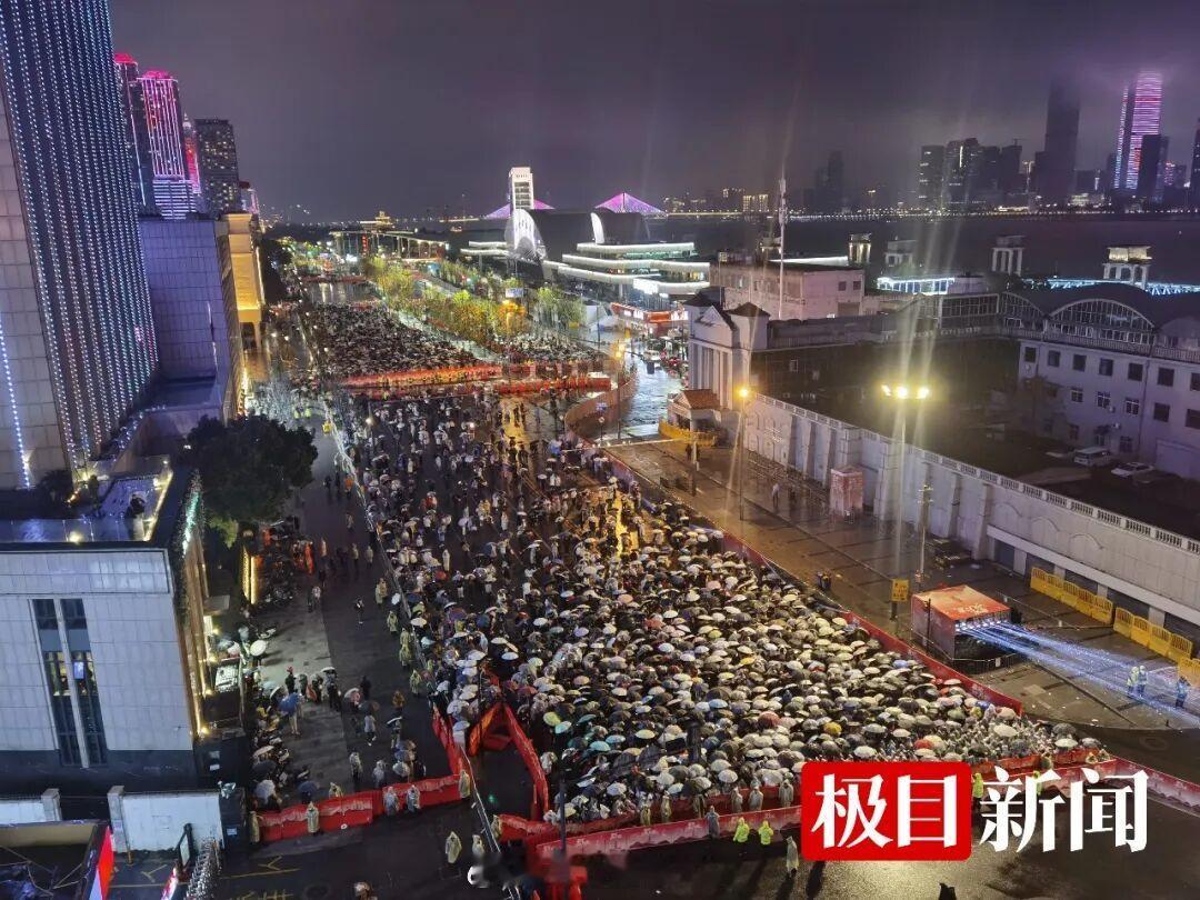 此时此刻的武汉江汉关今晚武汉雨夹雪，也挡不住大家跨年的热情！“你好，2026”跨