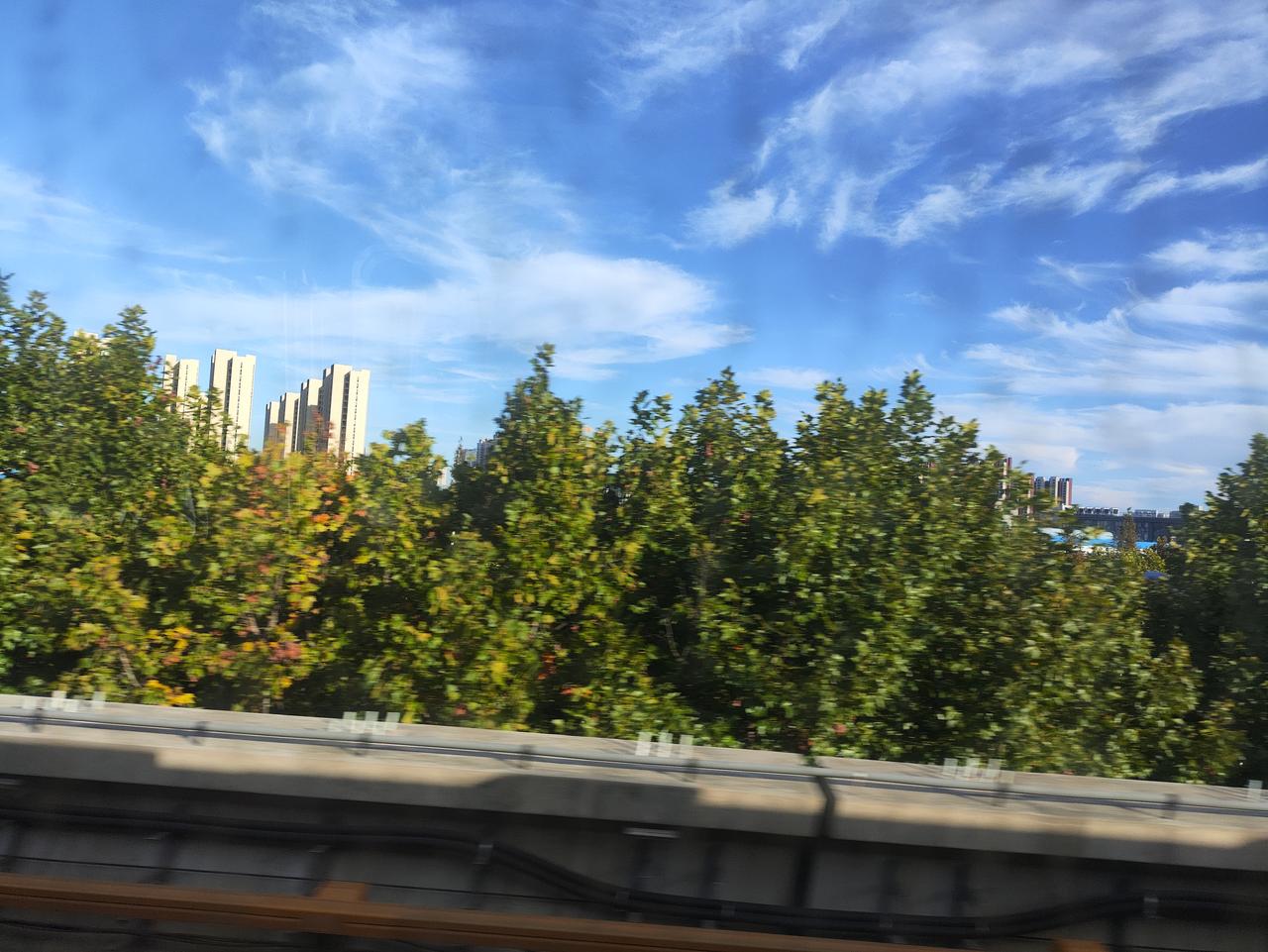 寒露

过了中秋寒露降，
白昼愈短黑夜长。
青山斑驳着彩色，
绿水微凉泛冷光。