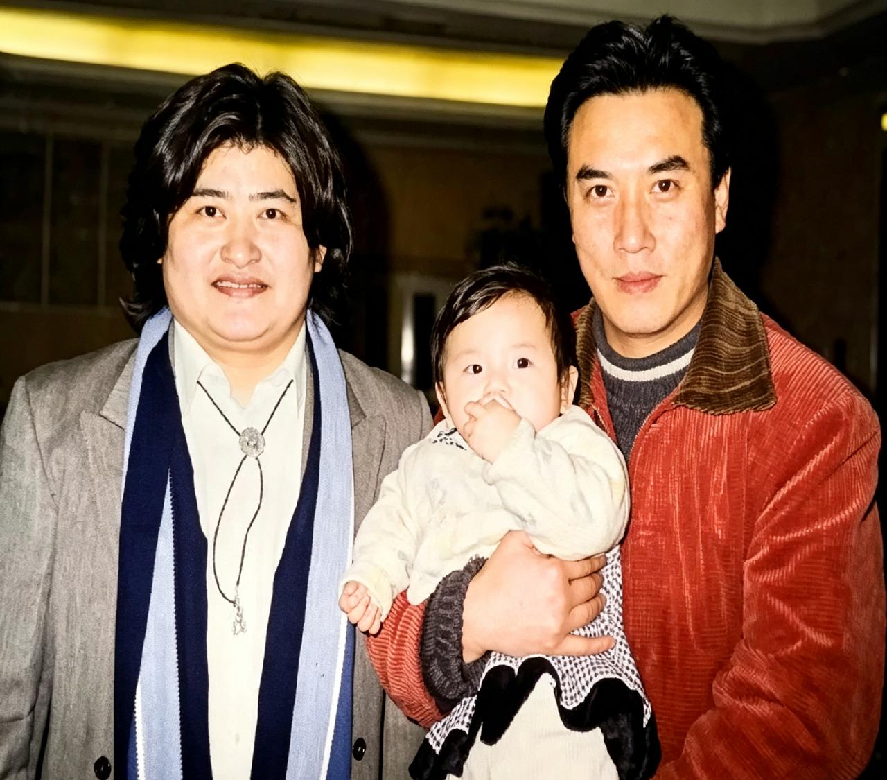 老照片真带劲。90年代刘欢还留着长发，旁边张山怀里的小丫头咬着手指头，多乖啊。那