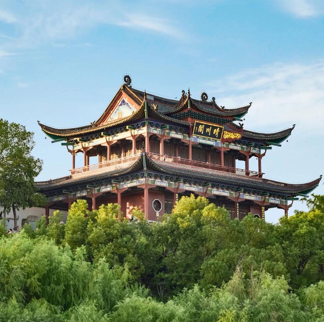 晴川历历汉阳树，芳草萋萋鹦鹉洲。