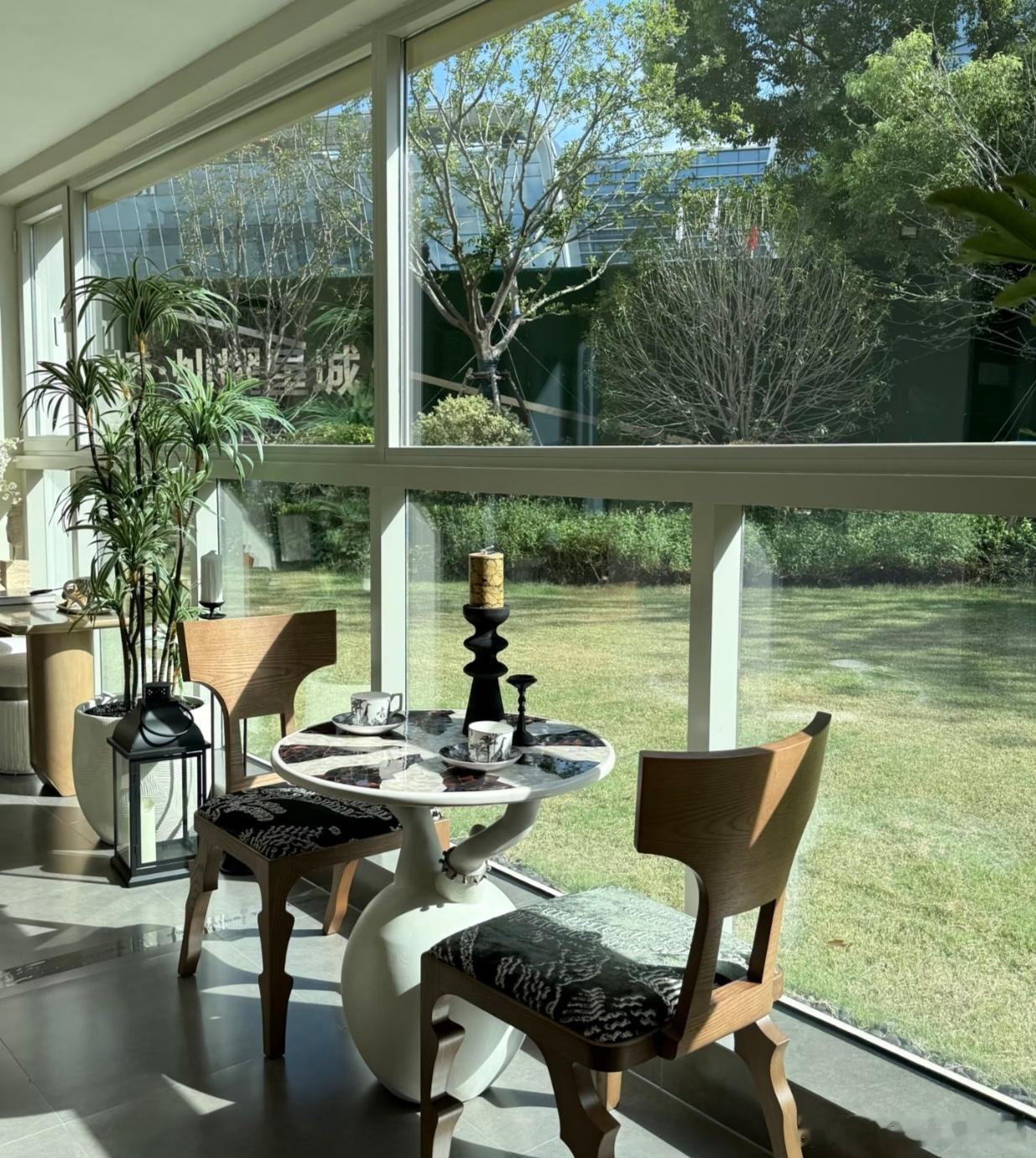 印度邻居因扰民被投诉后搬走一方水土养一方人。印度人出生在热带，气候炎热，人心躁动