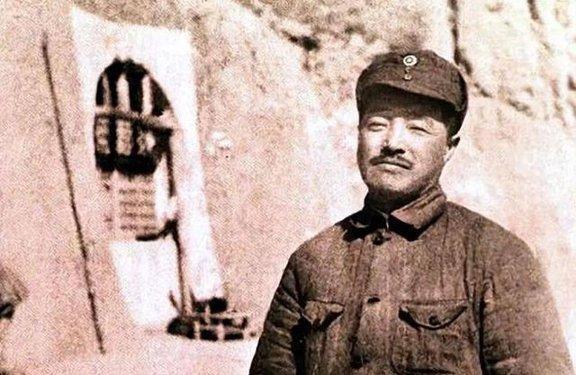 刘伯承直言：全军只有贺龙和陈赓，能玩得转旧社会的“三教九流“
 
这话可不是随便