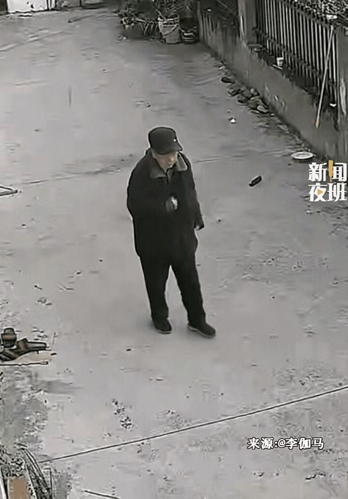 “笑不活了！一老人在家觉得无聊，便打算出门散散步，谁知，刚出门没一会儿就发现衣服