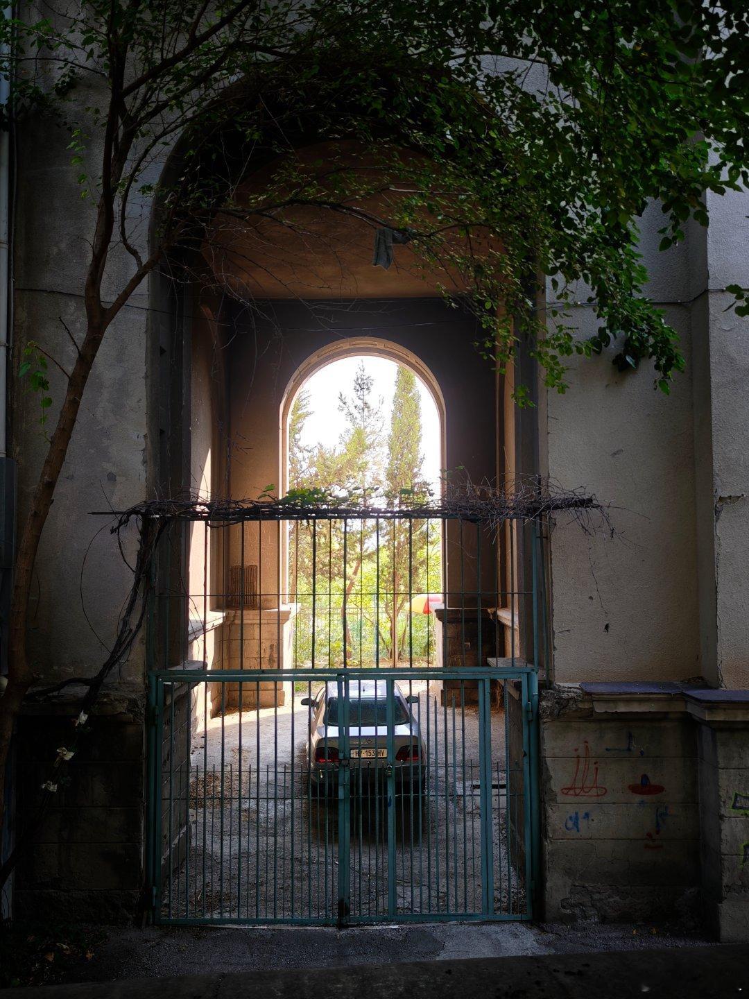 在格鲁吉亚首都第比利斯的街头citywalk，总能与各式旧车不期而遇。苏联时期的