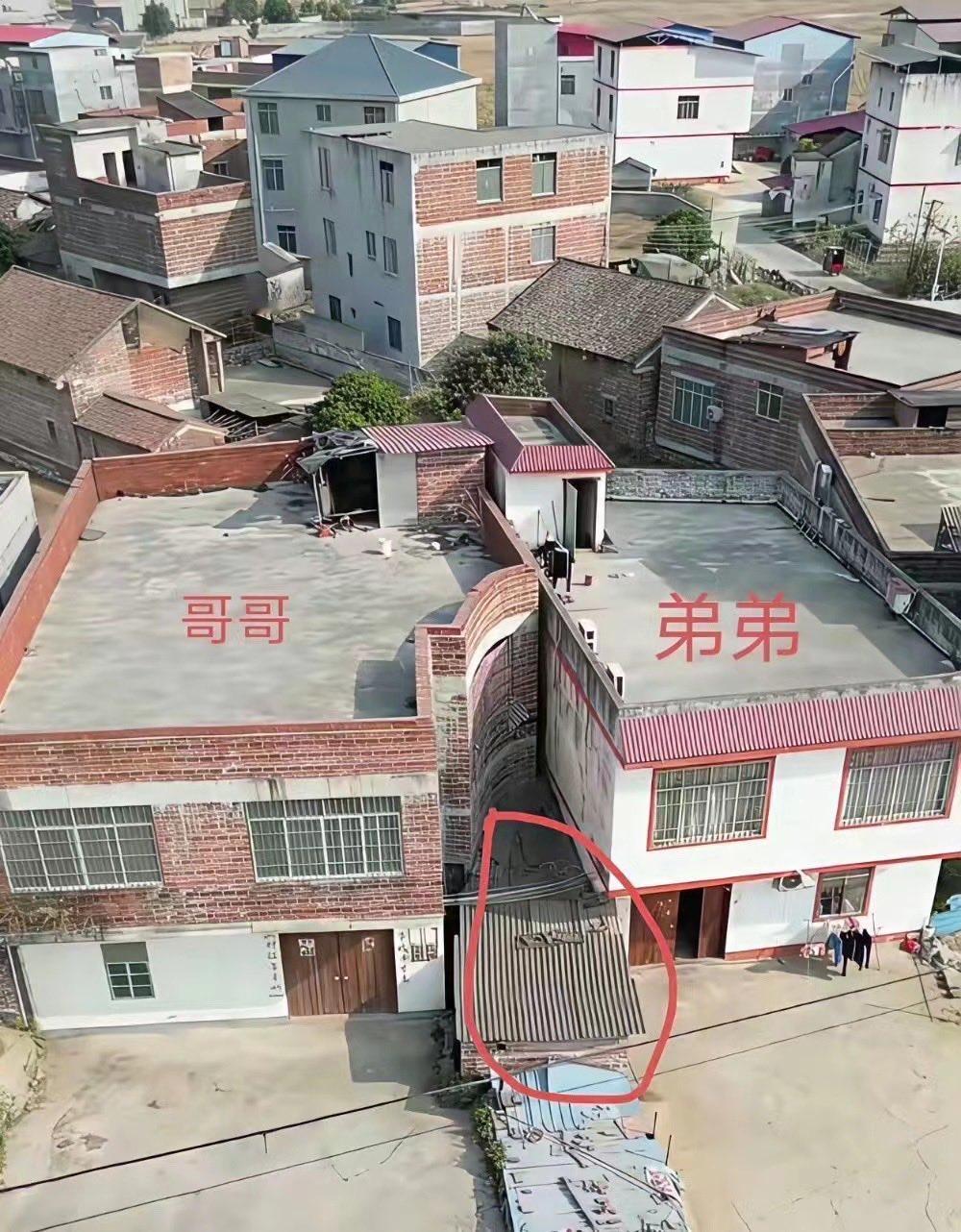 就问你，哥哥和弟弟的房子中间，夹着的这一间父母住的小偏房，以后到底该归谁？
有人
