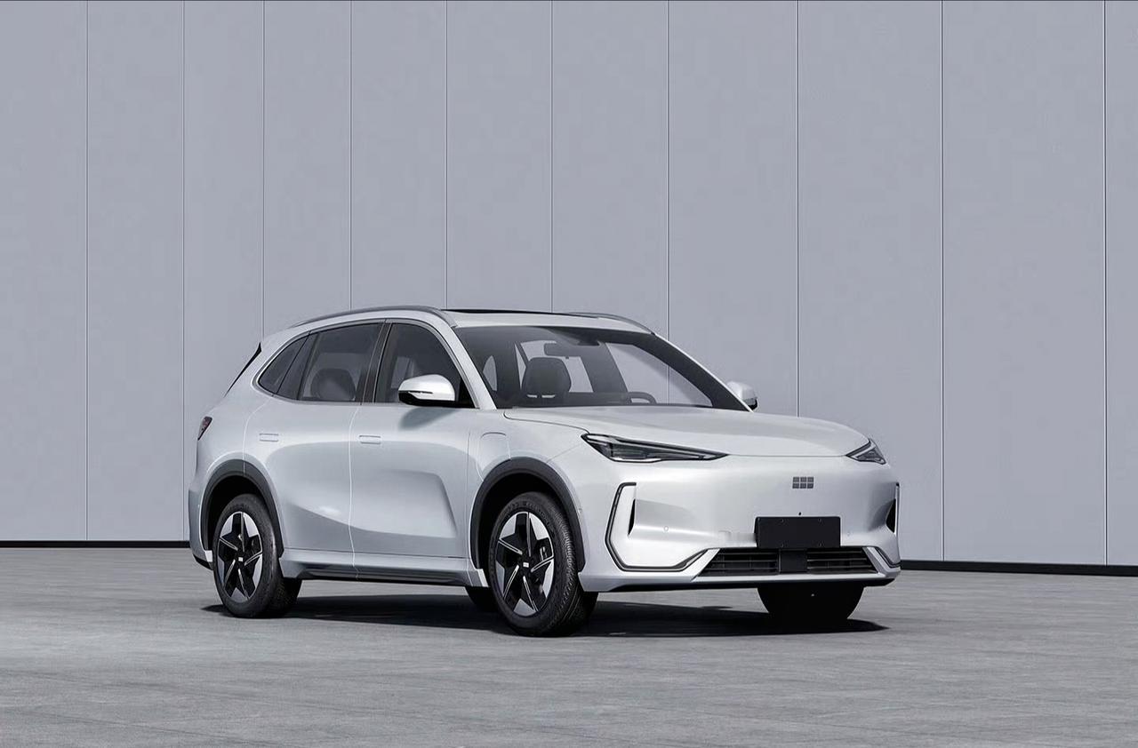 吉利银河E5申报图来了！这外观你觉得怎么样？
定位：纯电紧凑型SUV。
尺寸：长