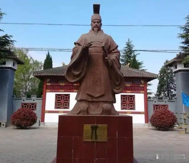 秦景公在位39年，是春秋秦国在位最久的君主。他延续献公、孝公东进的战略基调，平定