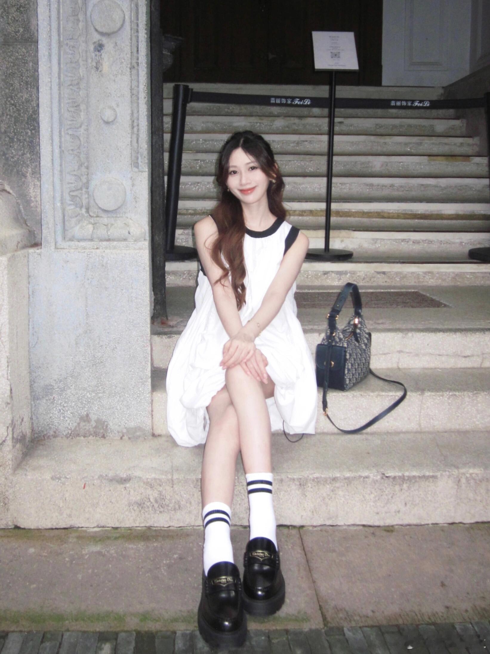 🌸夏日清新穿搭，简约中的时尚魅力🌸👗无袖白色连衣裙这款无袖白色连衣裙，简洁
