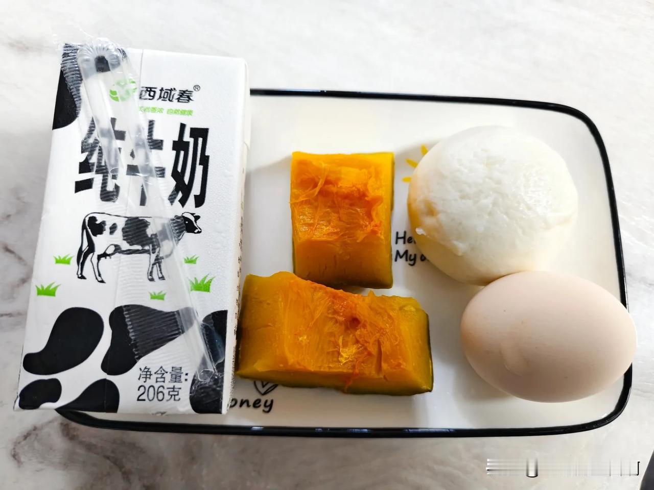 #我的早餐日记#娃的早餐，牛奶，鸡蛋，南瓜，奶黄包都是他爱吃的，现在也不管营养不
