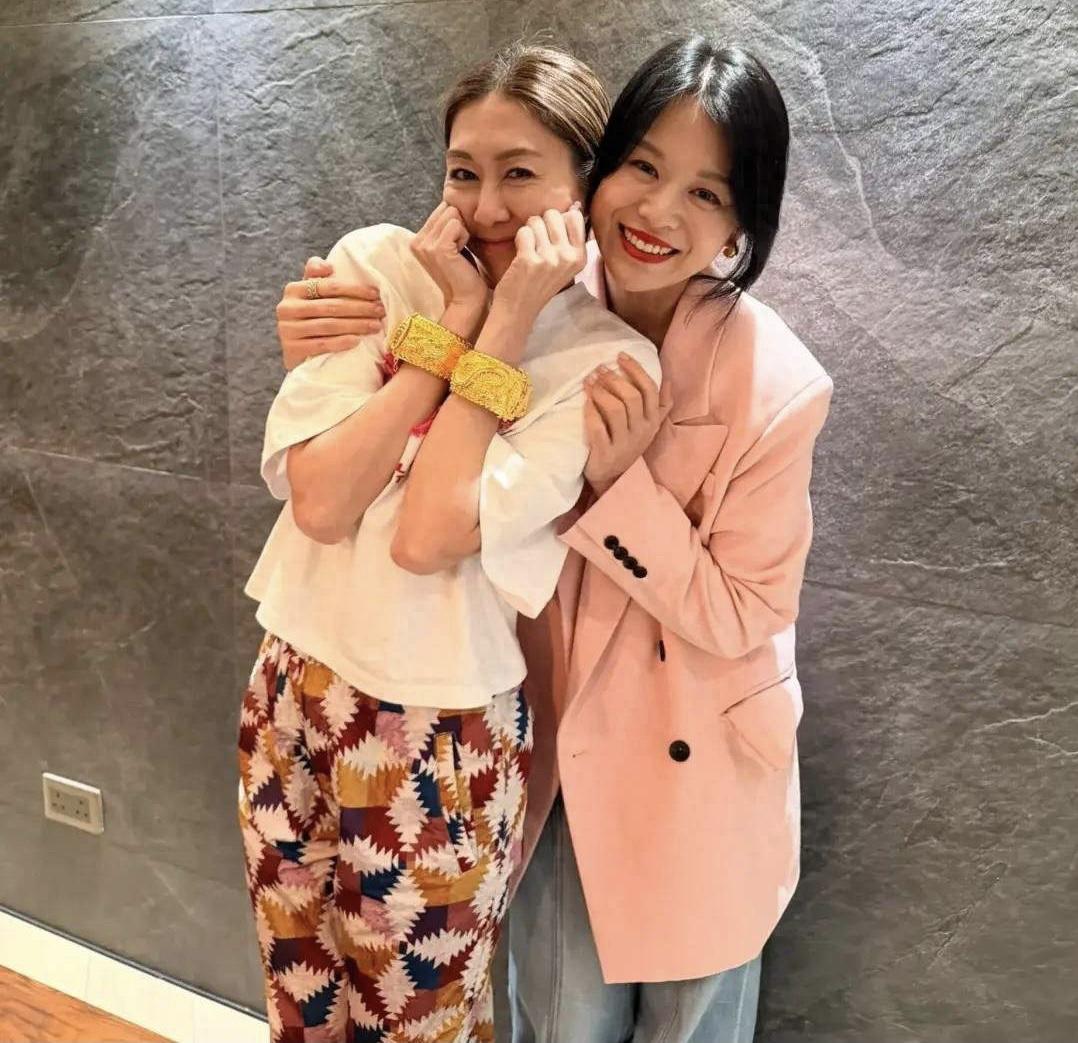 你们有没有发现，

香港的名人有一个特点，

就是他们特别喜欢在关系好的亲朋好友