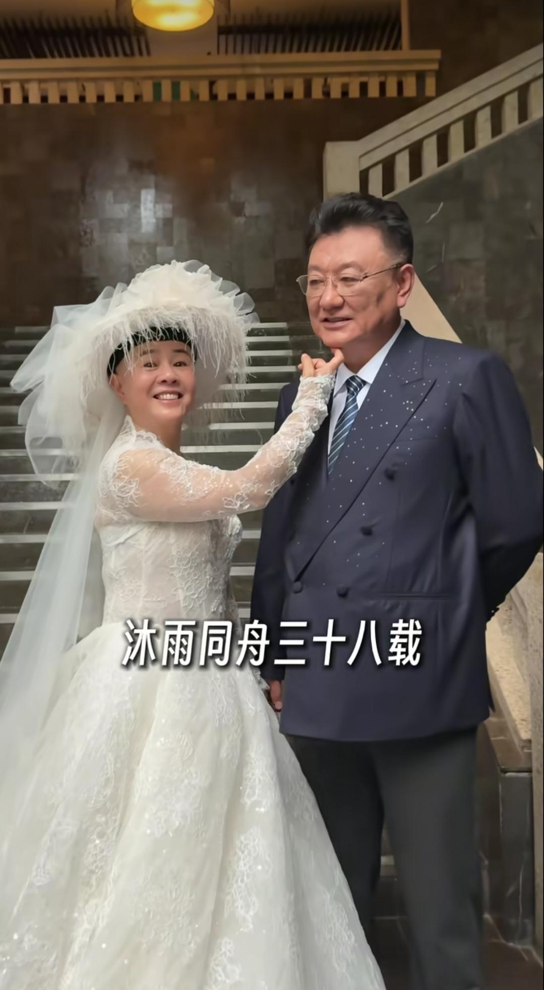 俩人沐雨同舟三十八年，老公王宁变化太大，金龟子还是那俏皮模样。