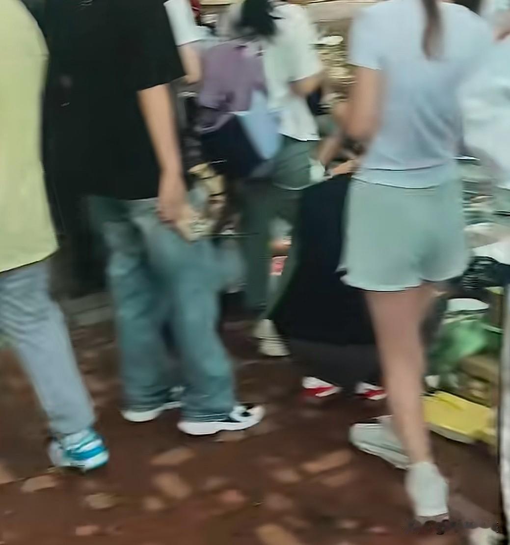 据说这几天保定的河北大学的跳槽市场又开了，据说里边有许多学生不方便带走的好东西。