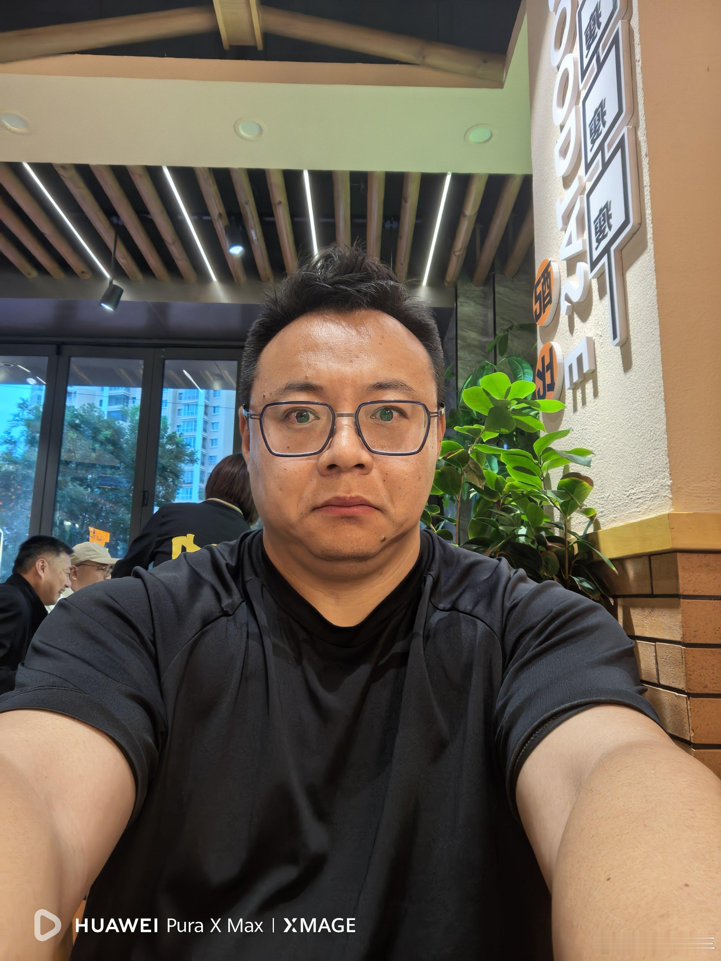 兰州人民有的都穿羽绒服了就我一个人穿短袖。。。不是因为我不抗冻是因为我忘了这边白