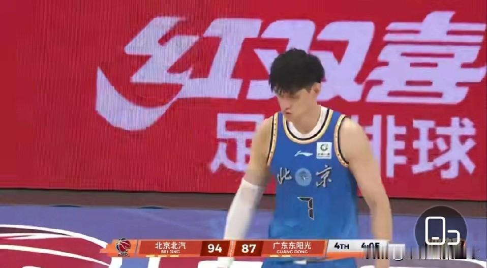 今晚的CBA季后赛京粤大战吸引无数球迷关注，经过四节激烈厮杀，广东最终以94：1
