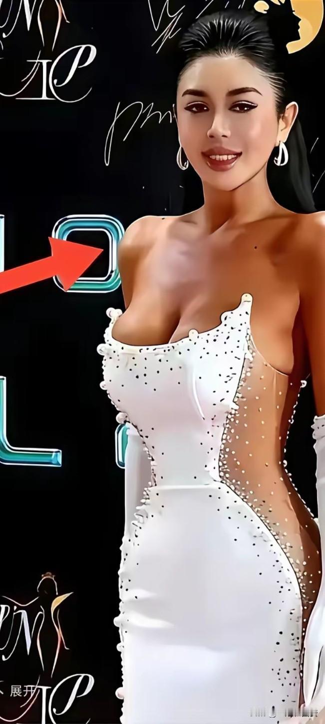 身材确实好，不是露太多，相信大多数人是不知道的，但图一图二绝对不是捷克俊逸，只是