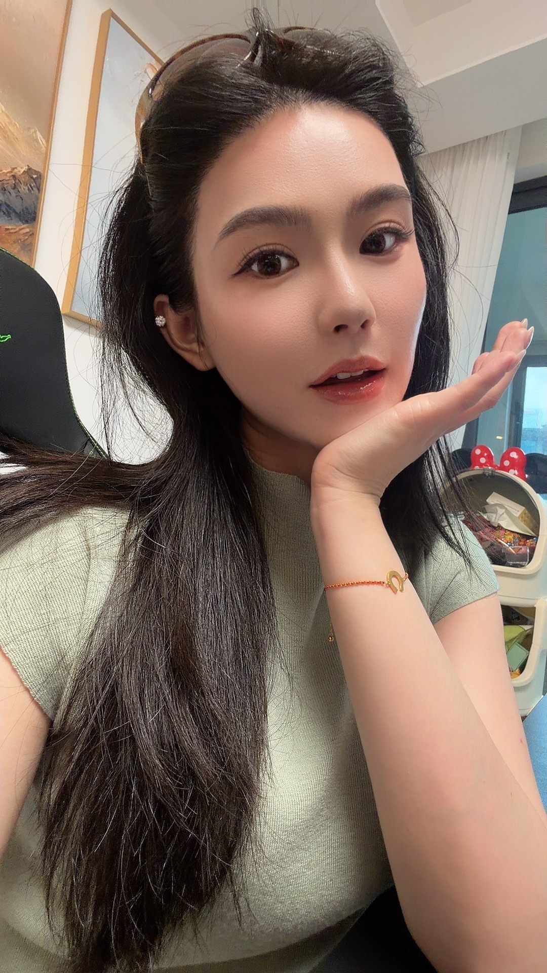 胖豆6连拍！今天下雨🌧️所以在办公室拍云评商业🙃最近我的发ku新戴法，换成墨