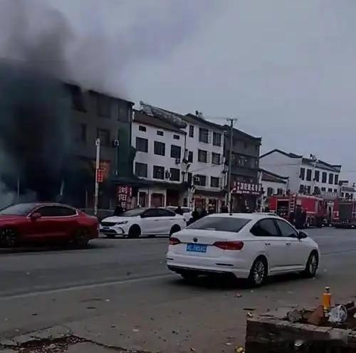 湖北宜城烟花店爆燃致12死：含5个孩子，3人还是来走亲戚的

大年初二，本该是回