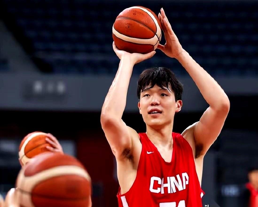杨瀚森顶着那圈“NBA准首轮秀”的光环，站上了国家队首秀的赛场。
屏幕前无数双手