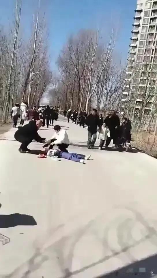 简直丧心病狂！山东德州一男子驾车恶意冲撞小学生导致多人伤亡。
3月1日下午，山东