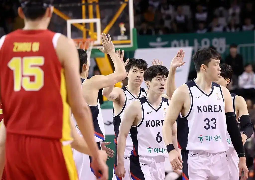 昨天晚上中国男篮连底裤都输没了，我失望地没看直播，因为首节就看出结果了。
是真的