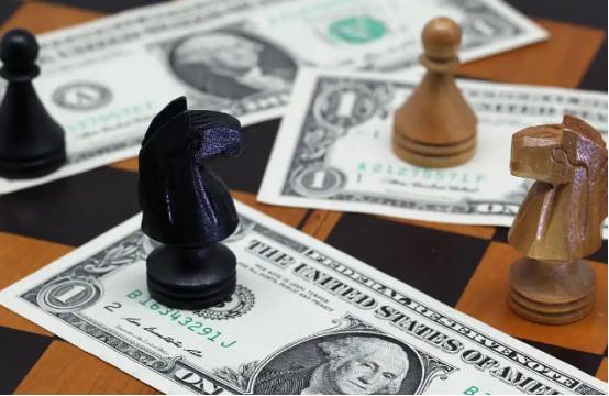 很多博弈的胜负，不是打出来的，是耗出来的。
现在中东的棋局就是这样。三艘航母看着