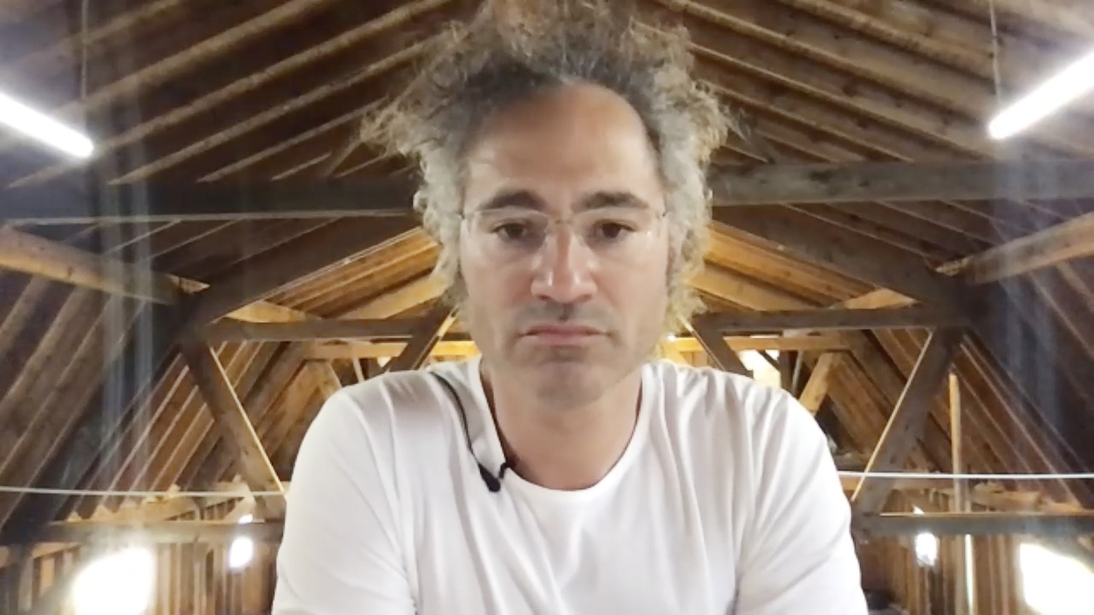 出门走路，跟我老公说：我是一个有原则的投资者。像Palantir，Tesla这种